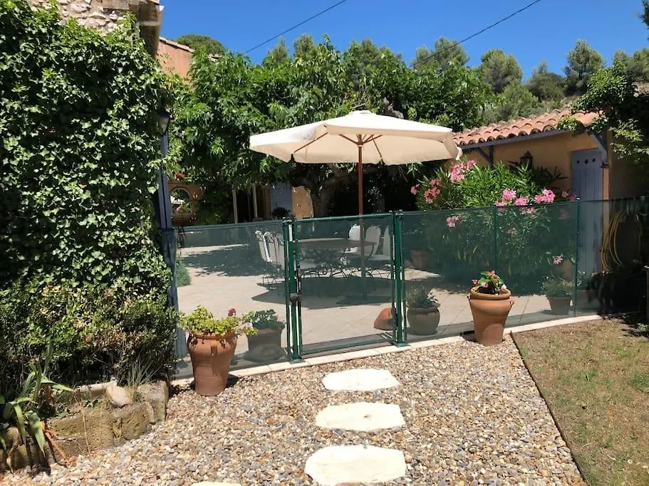 Charming Provencal Farmhouse With Pool Mérindol 0*,  Francia